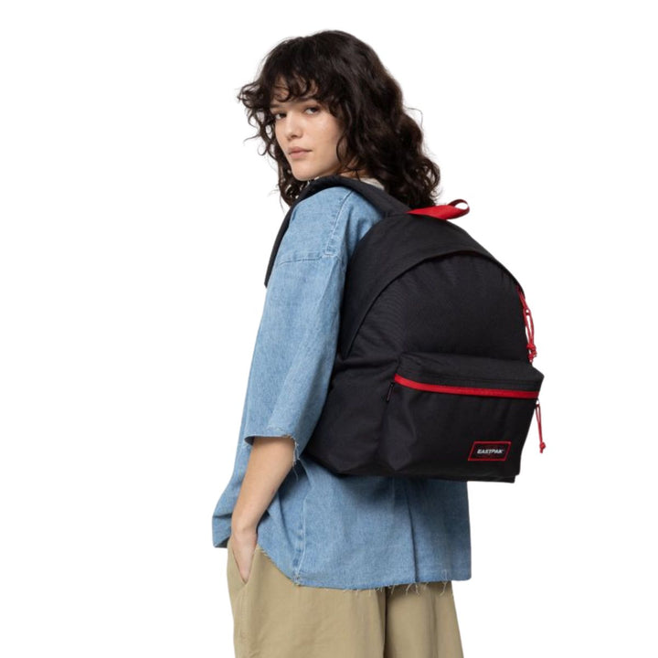 De Eastpak padded pak'r rugzak kontrast-scarlet in gebruik #kleur_kontrast-scarlet