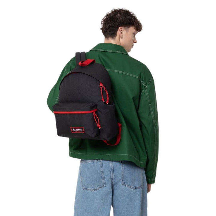 De Eastpak padded pak'r rugzak kontrast-scarlet in gebruik #kleur_kontrast-scarlet