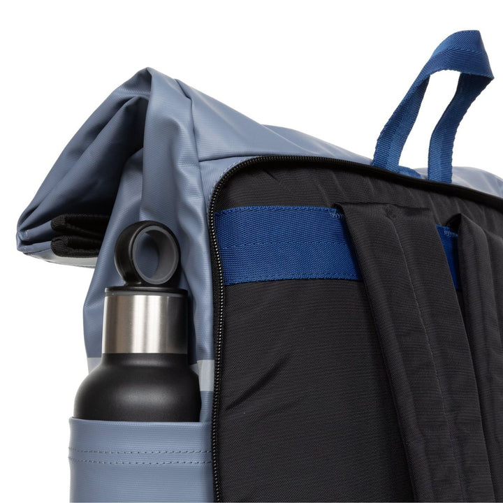 Waterfles houder in gebruik van het materiaal van de Eastpak Roll top bike tarp-kontrast-cobble #kleur_tarp-kontrast-cobble