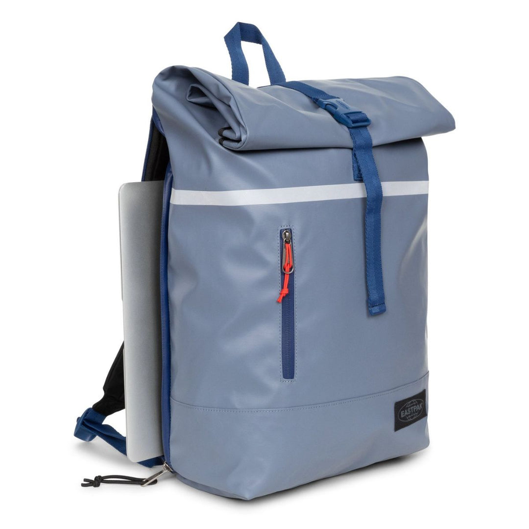 Voorzijde met laptop vak in gebruik van het materiaal van de Eastpak Roll top bike tarp-kontrast-cobble #kleur_tarp-kontrast-cobble