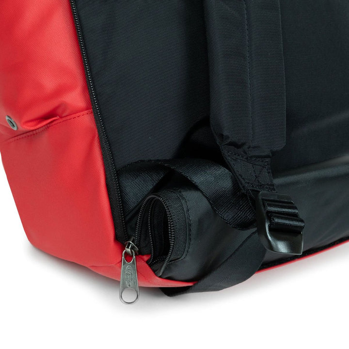 Details van het materiaal van de Eastpak Roll top bike tarp-red #kleur_tarp-red