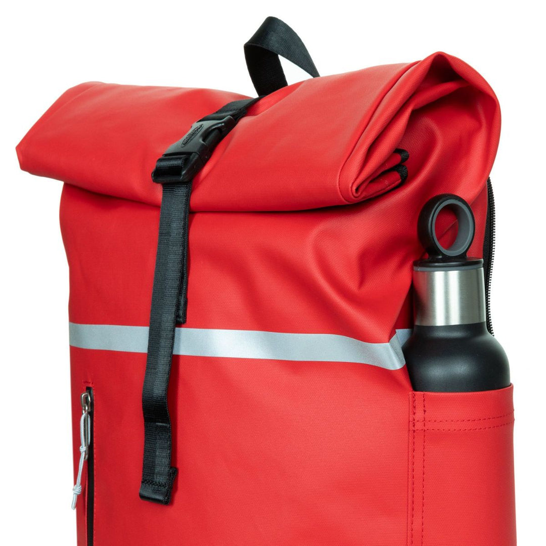 Waterfles houder in gebruik van de Eastpak Roll top bike tarp-red #kleur_tarp-red