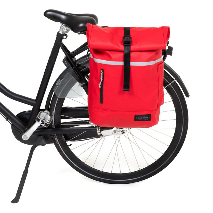 De Eastpak Roll top bike tarp-red in gebruik #kleur_tarp-red