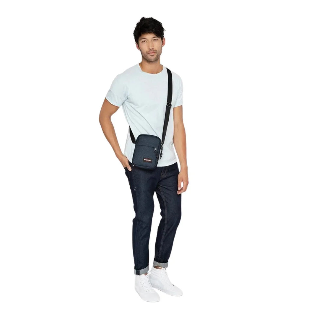 De Eastpak The one schoudertas in Triple-Denim in gebruik #kleur_triple-denim