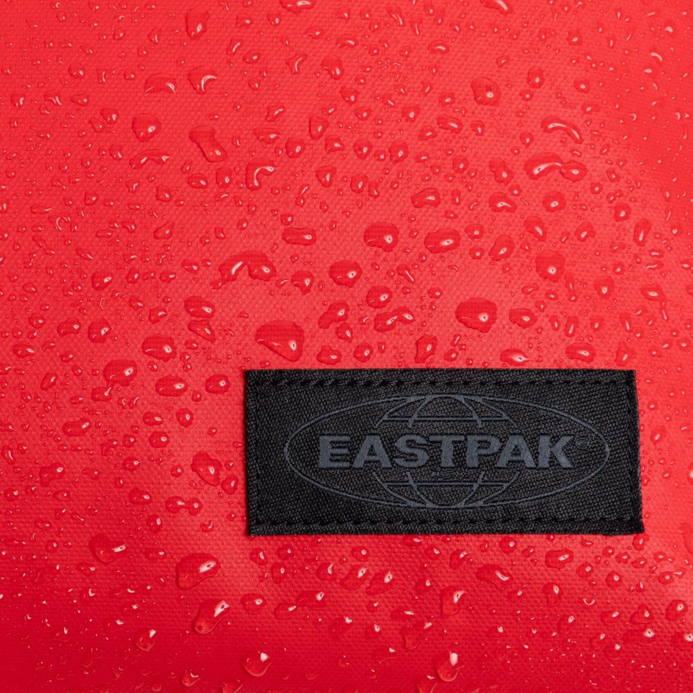 Details van het materiaal van de Eastpak Transit'R reistas L Tarp-red #kleur_tarp-red