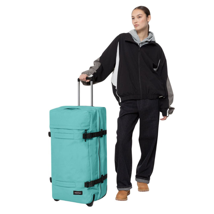De Eastpak Transit'R reistas L Stream blue in gebruik #kleur_stream-blue