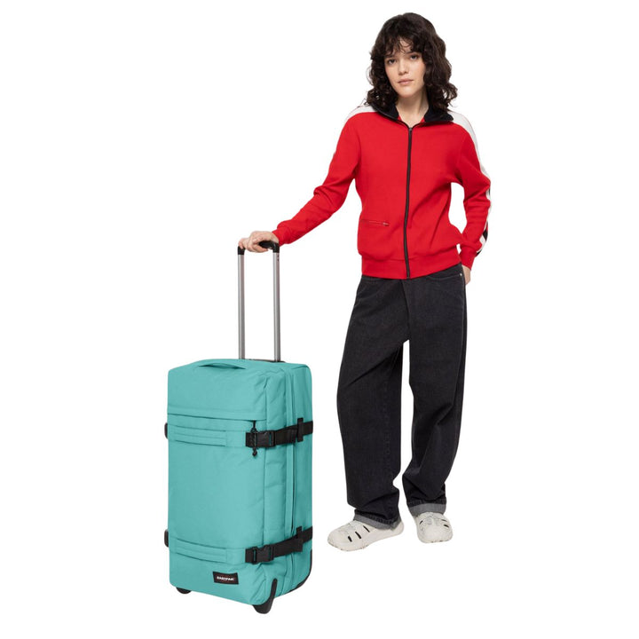 De Eastpak Transit'R M reistas Stream blue in gebruik #kleur_stream-blue