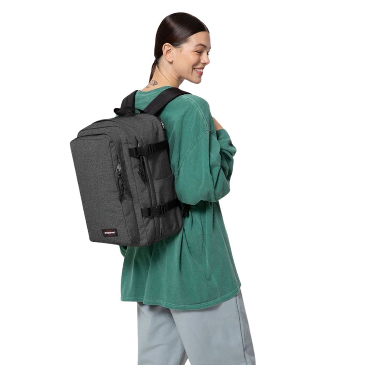De Eastpak cabin Pak'r underseater black-denim in gebruik #kleur_black-denim