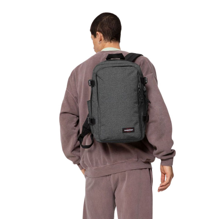 De Eastpak cabin Pak'r underseater black-denim in gebruik #kleur_black-denim