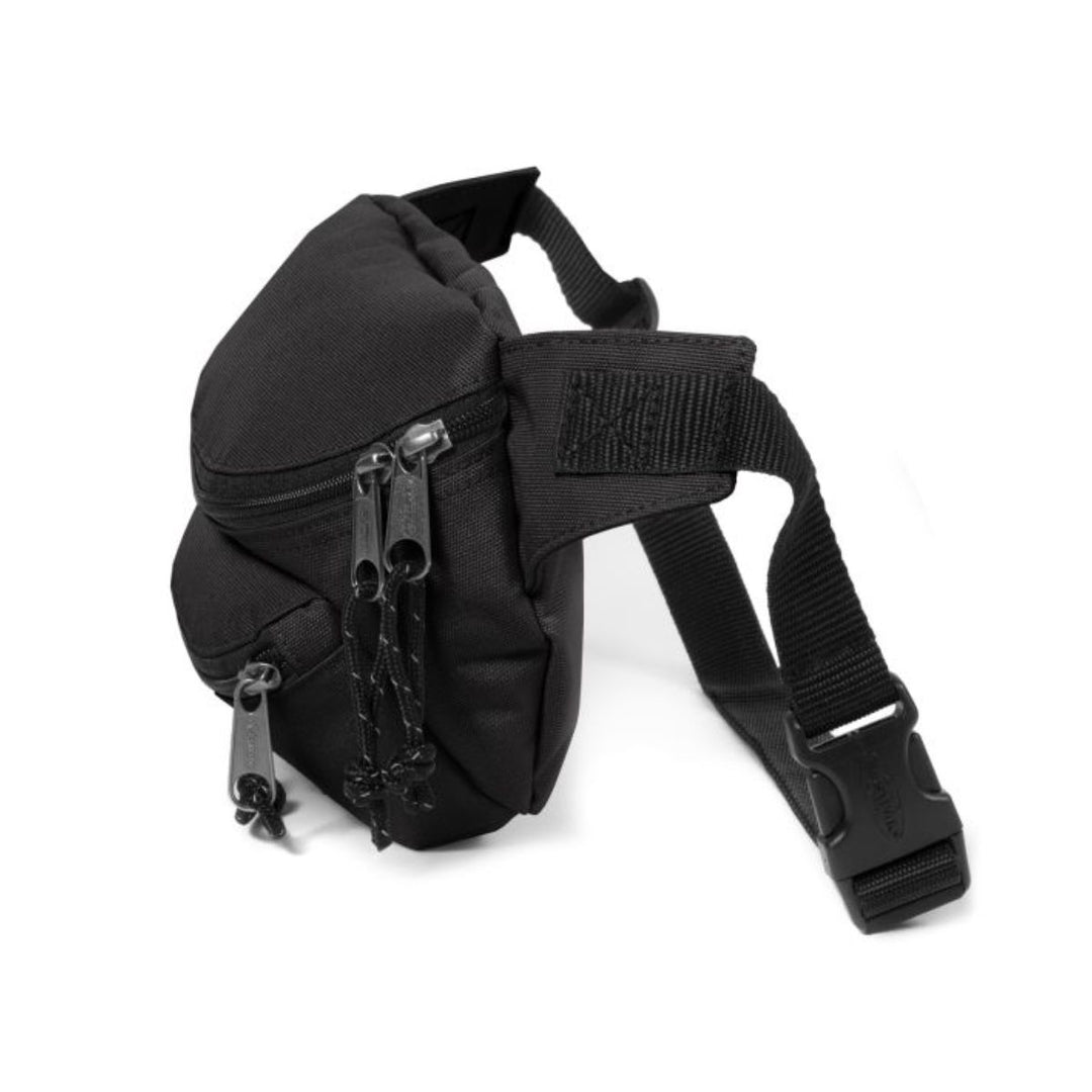 Zijkant van de Eastpak Doggy bag zwart #kleur_zwart