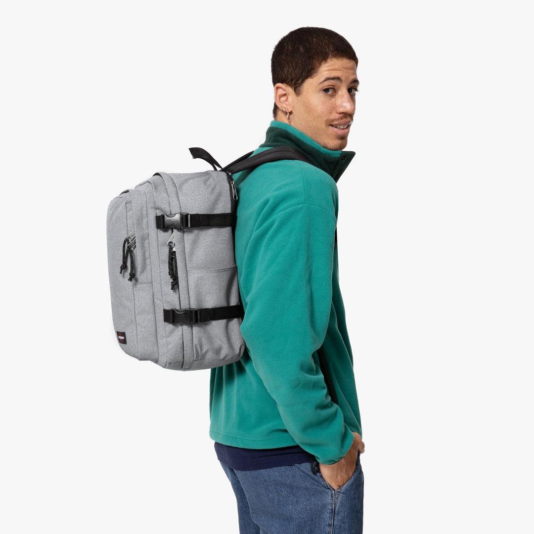 Op model van de Eastpak Cabin Pak'r reisrugzak sunday-grey #kleur_sunday-grey
