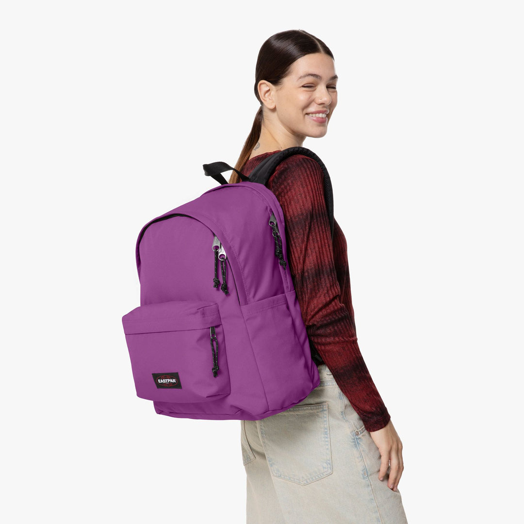 Op model van de Eastpak Day Office paars #kleur_paars