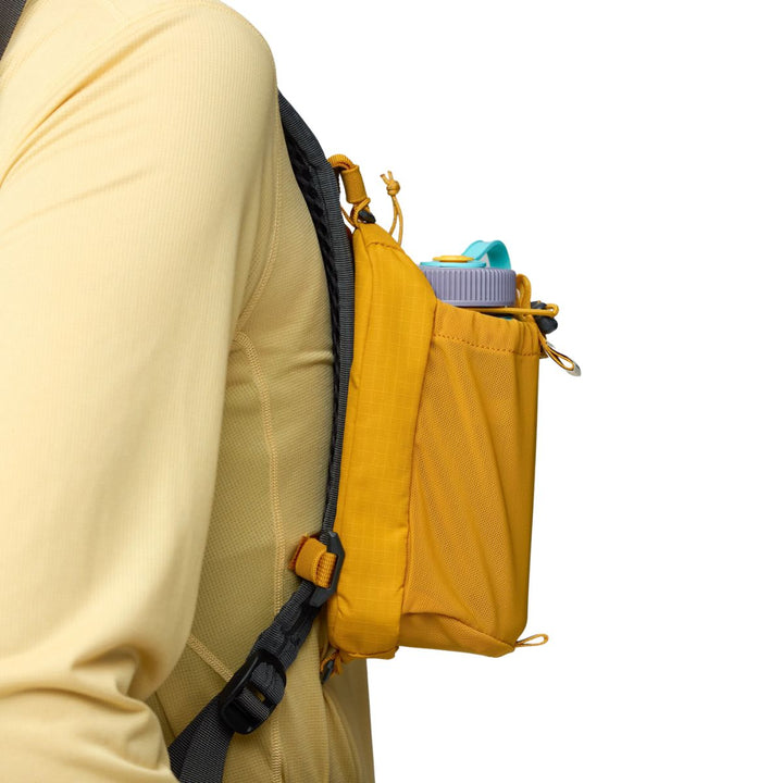 De Fjallraven Abisko bottle pocket geel In gebruik #kleur_geel