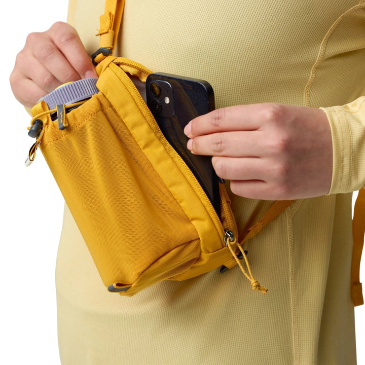 In gebruik van de Fjallraven Abisko bottle pocket geel #kleur_geel