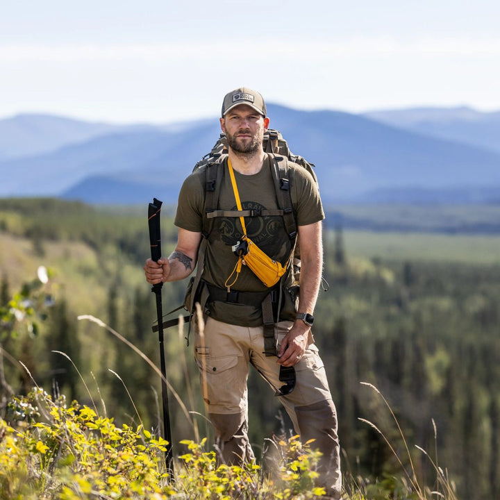 In gebruik van de Fjallraven Abisko bottle pocket geel #kleur_geel