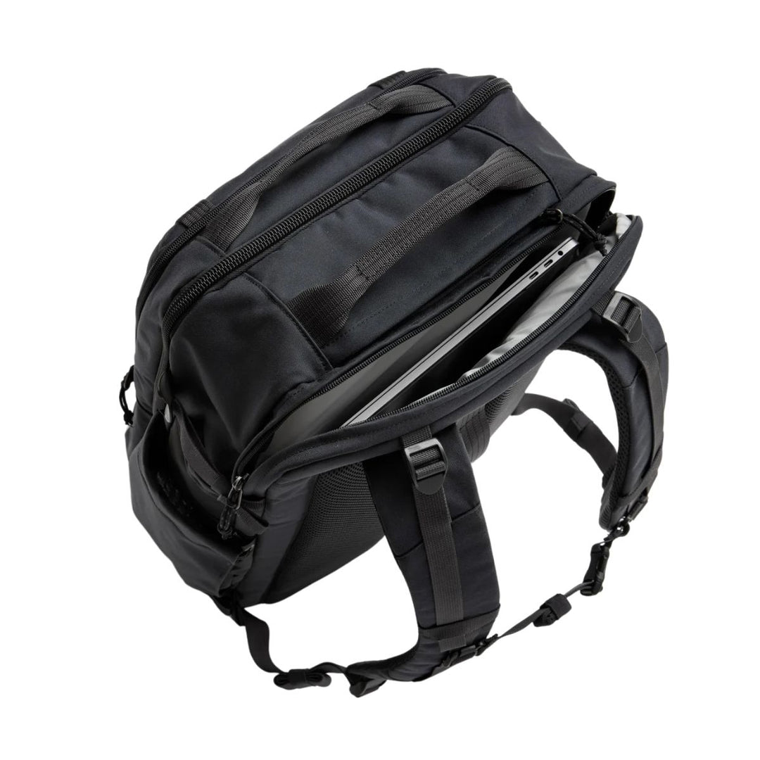 Bovenkant met het laptop vak in gebruik van de Fjallraven Farden carry-on pack black #kleur_black