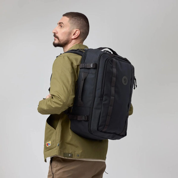 De Fjallraven Farden carry-on pack donkergroen in gebruik #kleur_donkergroen