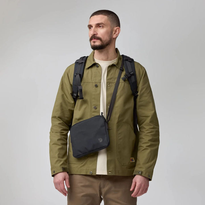 De Fjallraven Farden carry-on pack los in gebruik met het kleine tasje los donkergroen #kleur_donkergroen