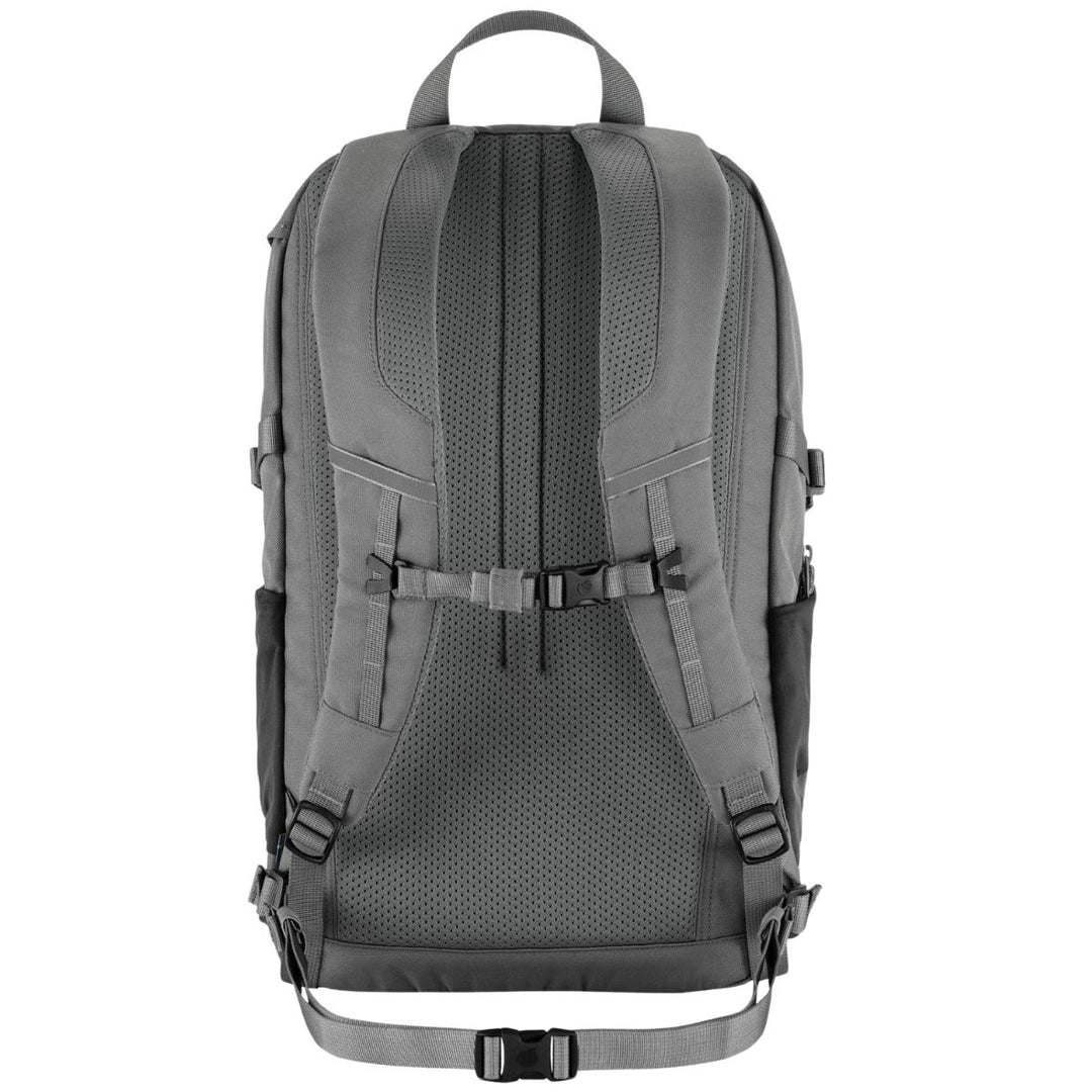 Achterkant van de Fjallraven Skule 28 laptop rugzak basalt #kleur_basalt