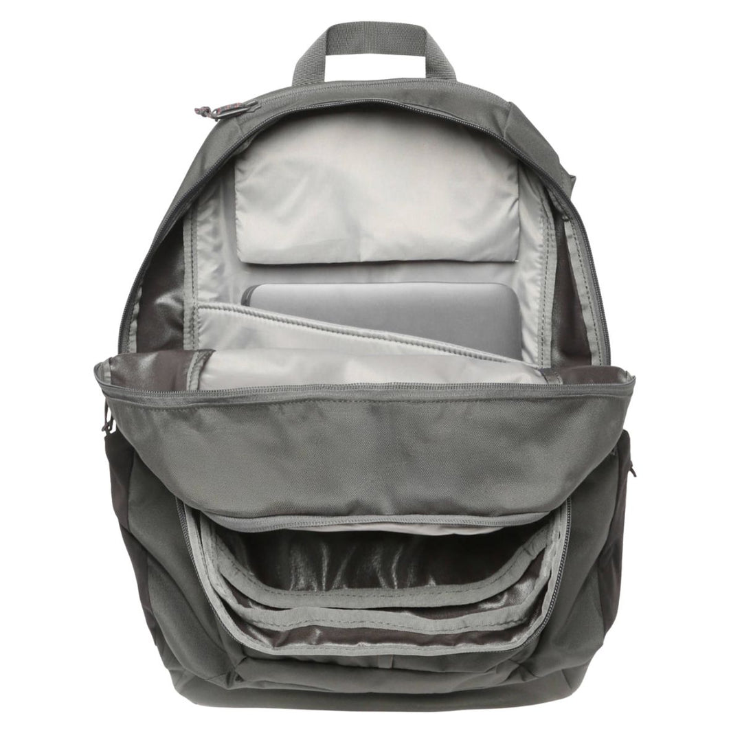 Binnenkant van de Fjallraven Skule 28 laptop rugzak basalt #kleur_basalt