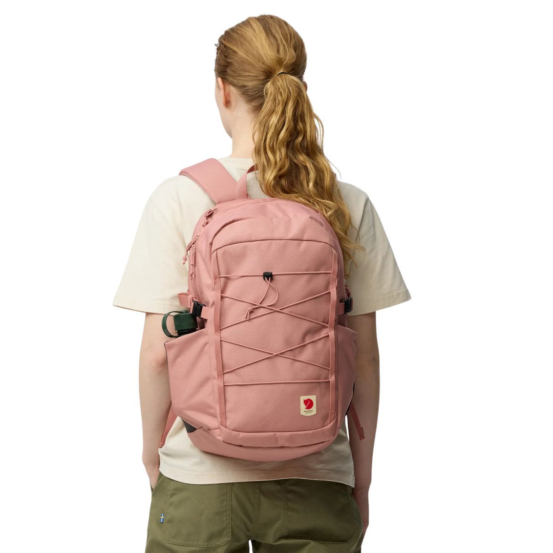 De Fjallraven Skule 24 dusty-rose in gebruik #kleur_dusty-rose