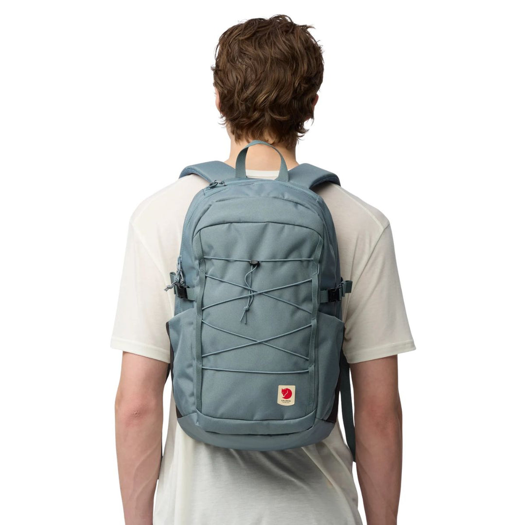 De Fjallraven Skule 24 Nimbus blue in gebruik #kleur_nimbus-blue