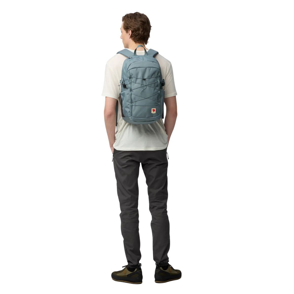 De Fjallraven Skule 24 Nimbus blue in gebruik #kleur_nimbus-blue