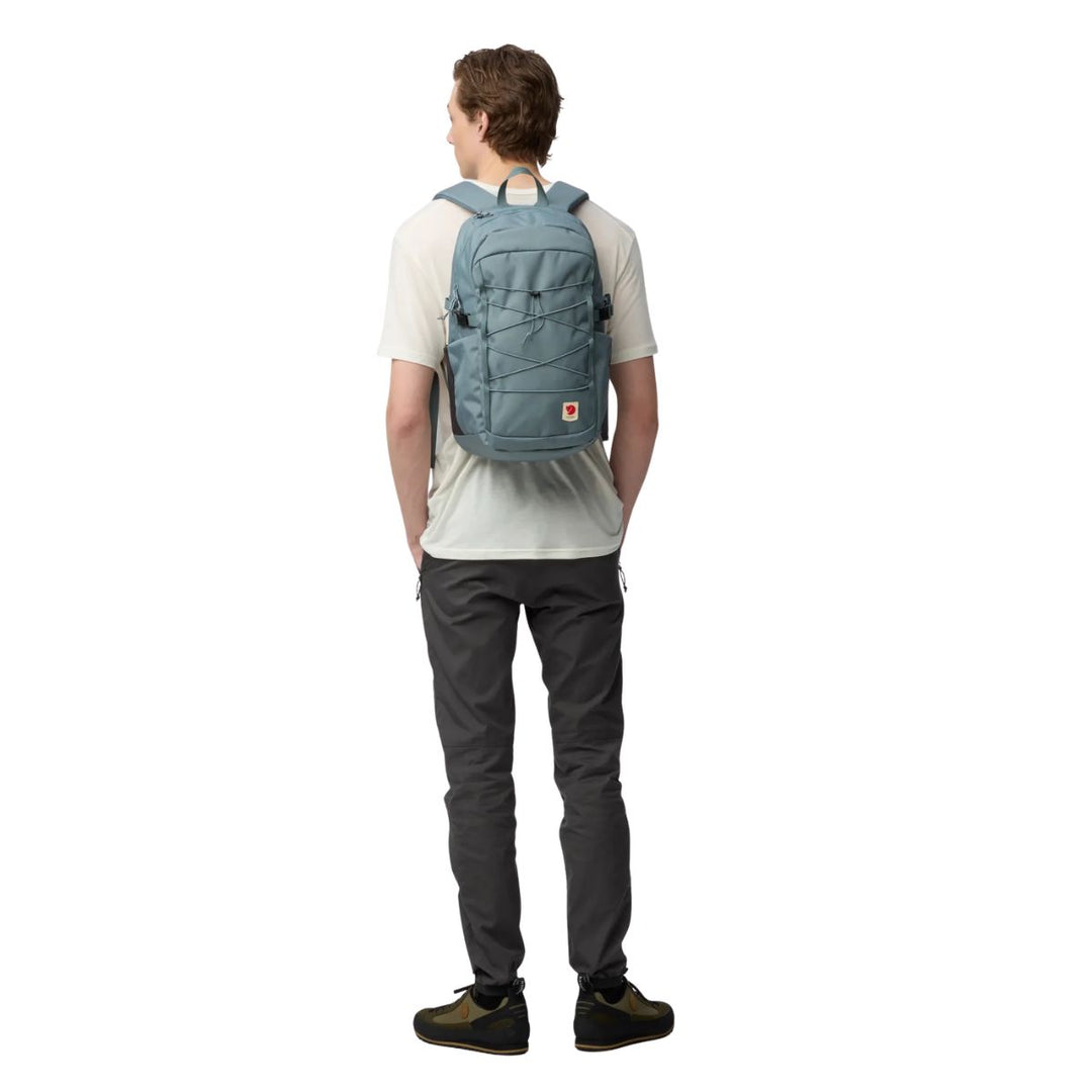 De Fjallraven Skule 24 Nimbus blue in gebruik #kleur_nimbus-blue