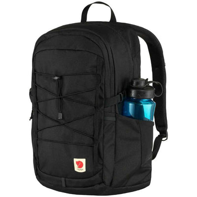 Waterfleshouder in gebruik Fjallraven skule 28 zwart #kleur_zwart