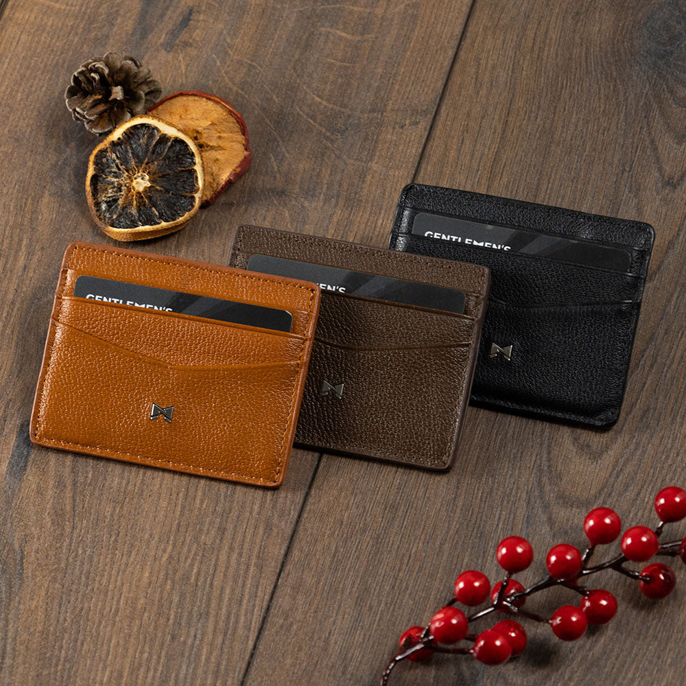 De Gentlemens leren kaarthouder in het cognac in gebruik #kleur_cognac