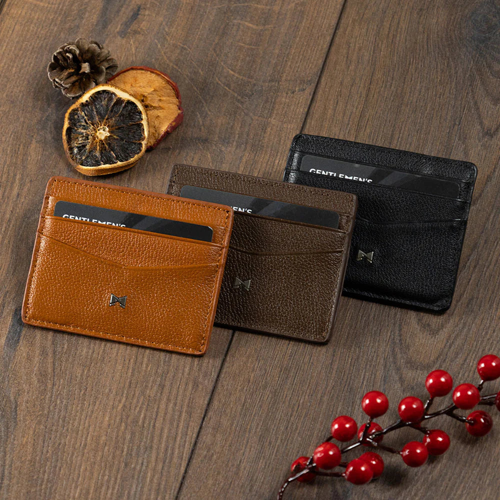 De Gentlemens leren kaarthouder in het cognac in gebruik #kleur_cognac