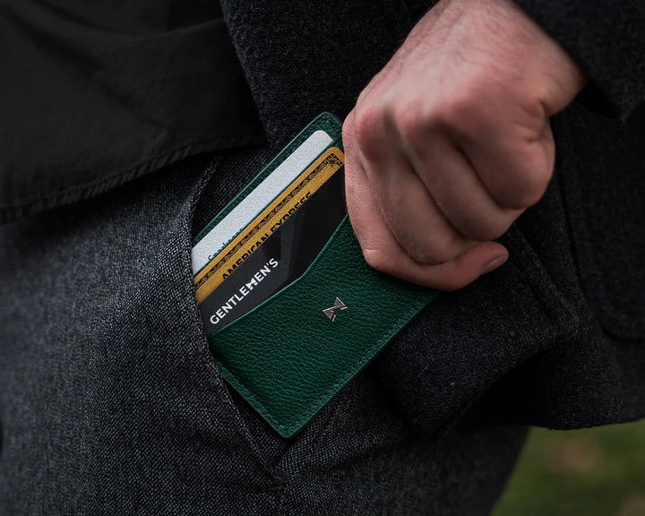 D Gentlemens leren kaarthouder in het racing-green in gebruik #kleur_racing-green