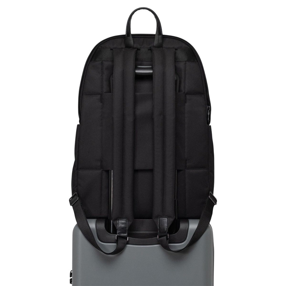 De Herschel Beatrix laptop rugzak black  op koffer #kleur_black