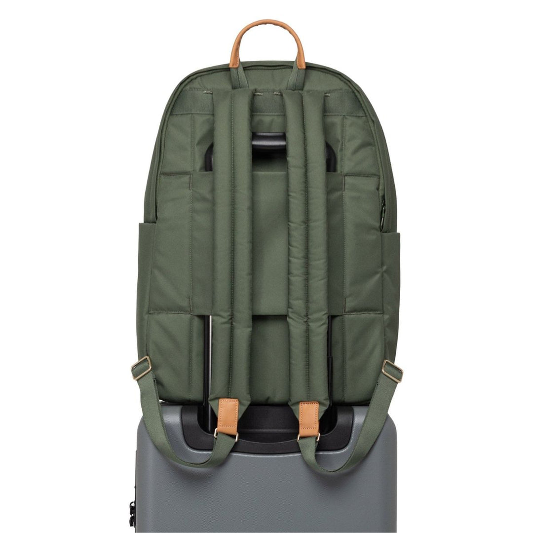 De Herschel Beatrix laptop rugzak Thyme op een koffer #kleur_thyme