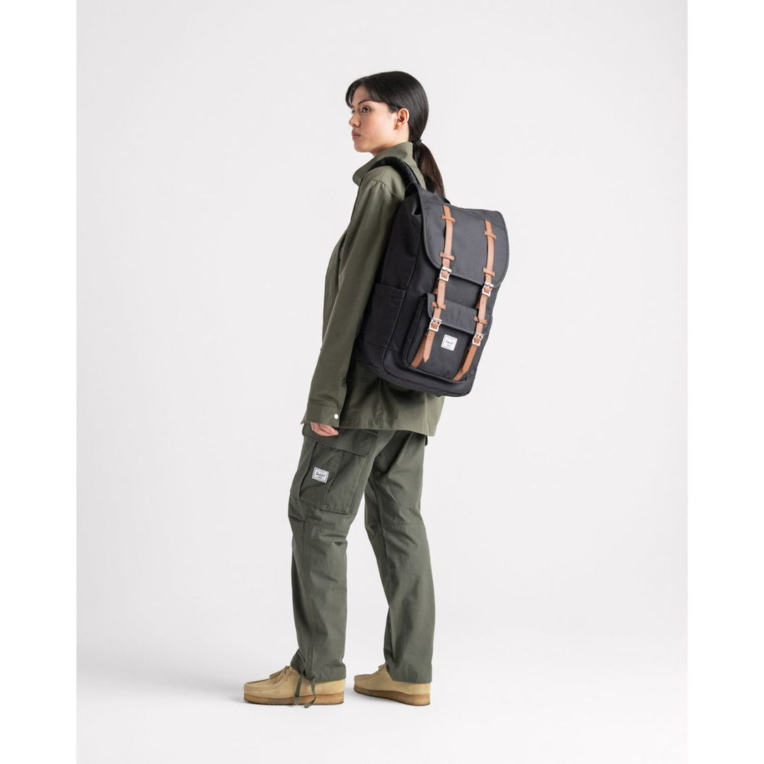 De Herschel Little American Ash-Blue op model #kleur_ash-blue