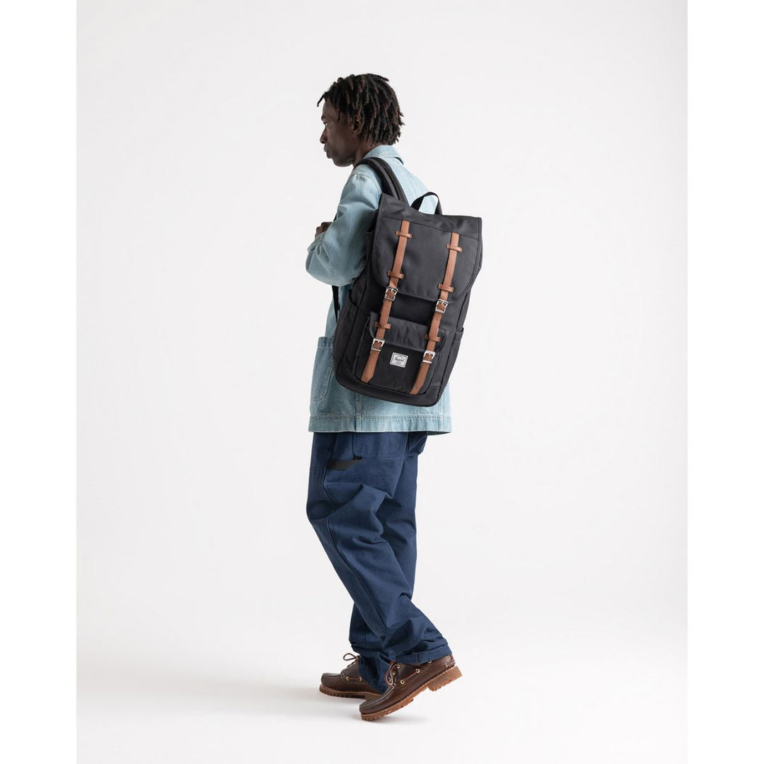 Op model van de Herschel Little American Ash-Blue #kleur_ash-blue