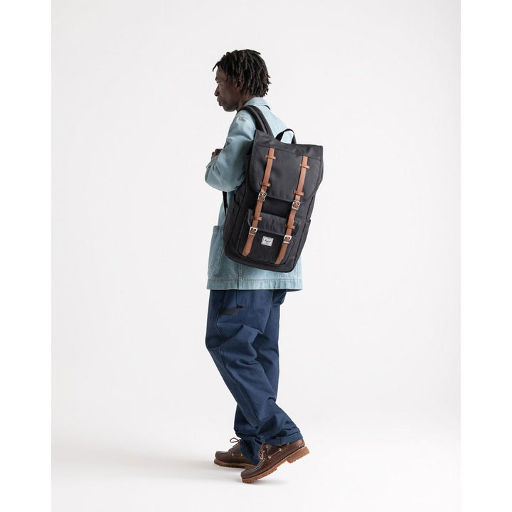 Op model van de Herschel Little American Ash-Blue #kleur_ash-blue