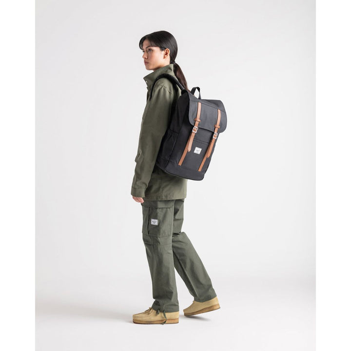 De Herschel Retreat Ash-blue in gebruik #kleur_ash-blue