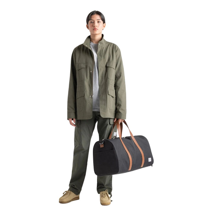 De herschel Novel grote duffle zwart in gebruik #kleur_zwart