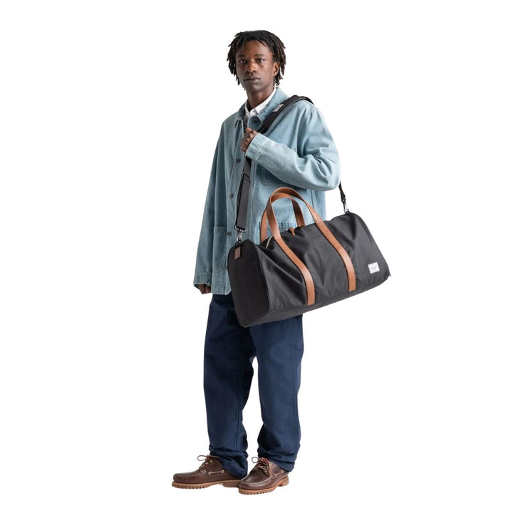 De herschel Novel grote duffle zwart in gebruik #kleur_zwart