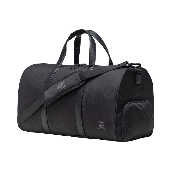 Voorzijde van de herschel Novel grote duffle zwart #kleur_zwart
