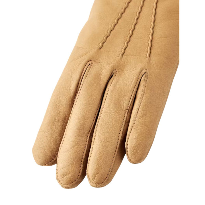 Details van het leer van de Hestra Isabel handschoen in het camel #kleur_camel