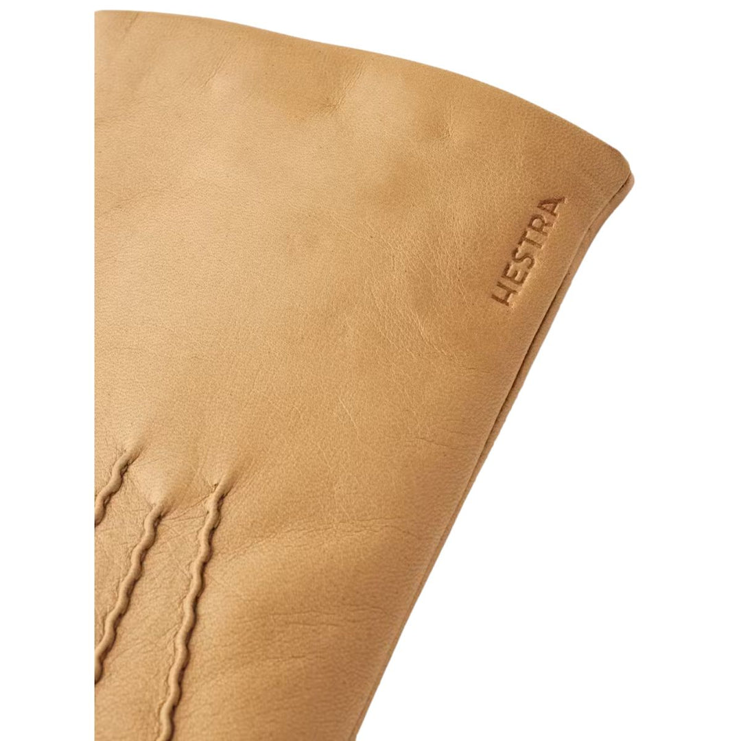 Details van het leer van de Hestra Isabel handschoen in het camel #kleur_camel