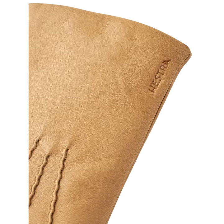 Details van het leer van de Hestra Isabel handschoen in het camel #kleur_camel