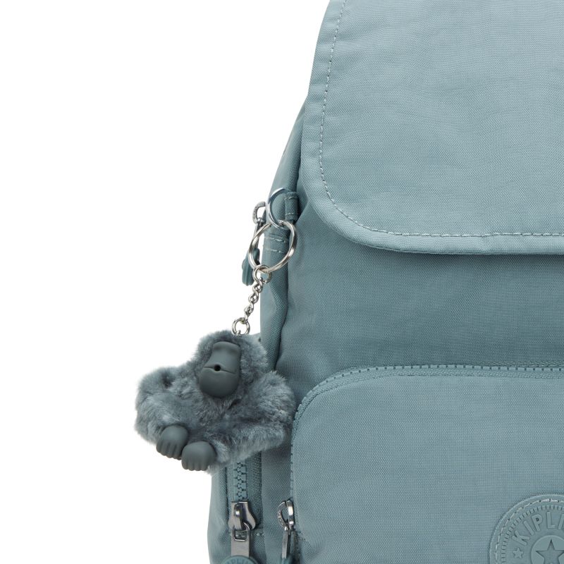 Details van de kipling aap Kipling City zip s relaxed grey #kleur_relaxed-grey 