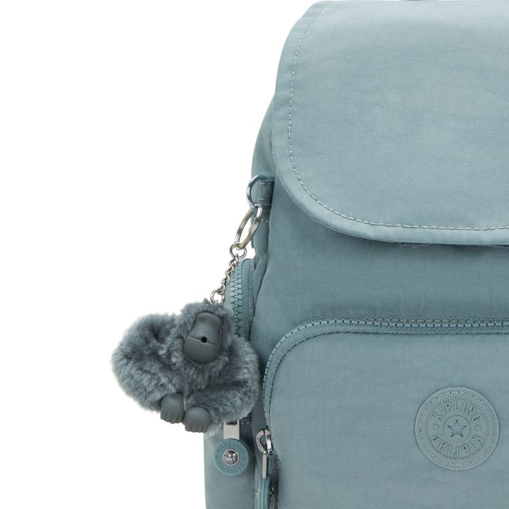 Details van de kipling aap van de Kipling city zip mini relaxed-grey #kleur_relaxed-grey