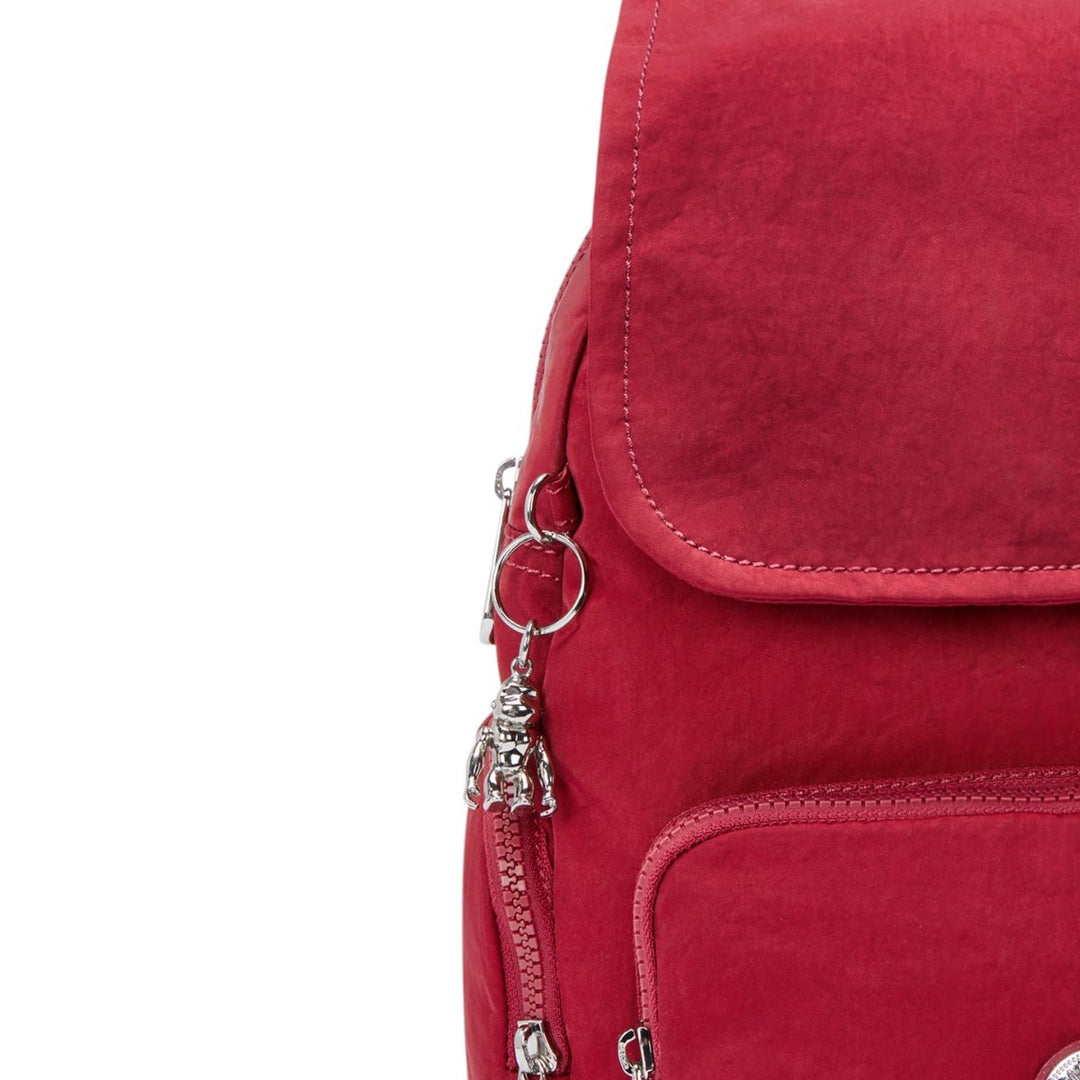 Details van het materiaal van de Kipling City zip s rugzak red wine #kleur_red-wine