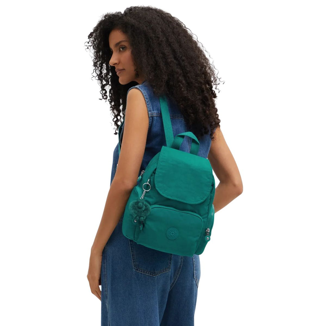 De Kipling City zip mini rugzak in outspoken green in gebruik #kleur_outspoken-green
