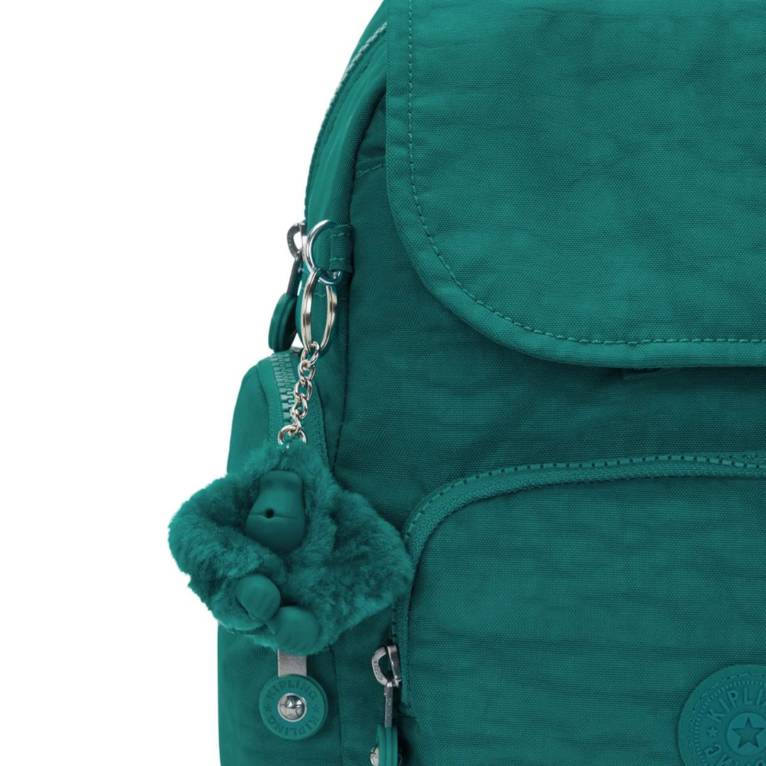 Details van het Kipling aapje en het materiaal #kleur_outspoken-green