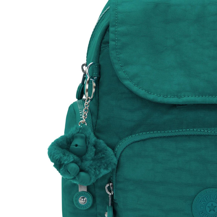 Details van het Kipling aapje en het materiaal #kleur_outspoken-green